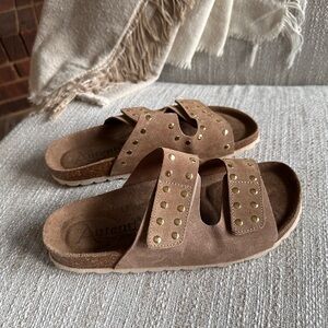 🏖️comfort sandals with adjustable and gold accents cork suede soft footbed.